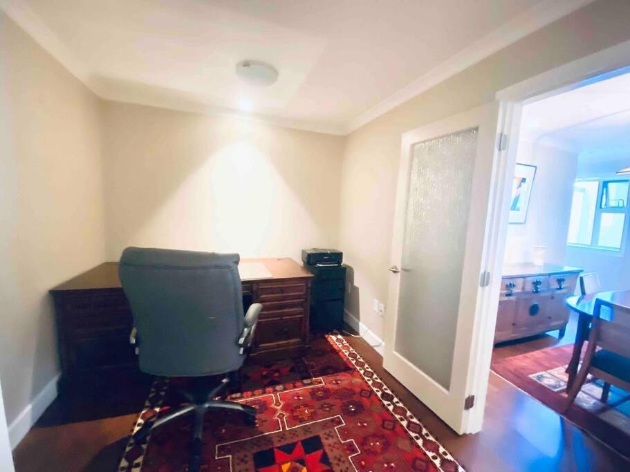 Amazing Location 2 Bedroom Minutes From Downtown Victoria Exterior photo