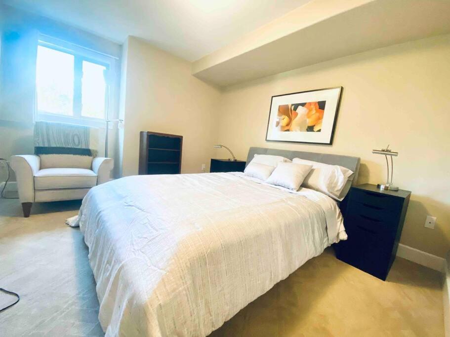 Amazing Location 2 Bedroom Minutes From Downtown Victoria Exterior photo