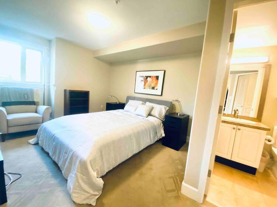 Amazing Location 2 Bedroom Minutes From Downtown Victoria Exterior photo