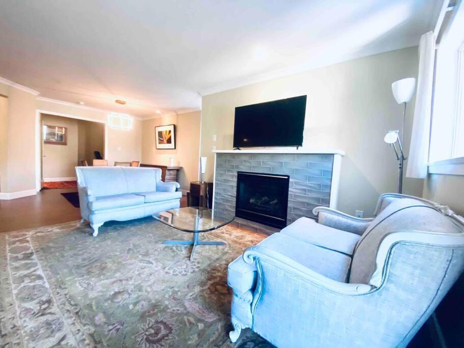 Amazing Location 2 Bedroom Minutes From Downtown Victoria Exterior photo