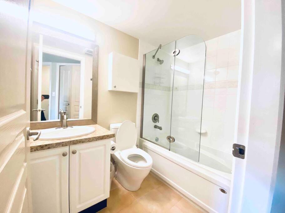 Amazing Location 2 Bedroom Minutes From Downtown Victoria Exterior photo