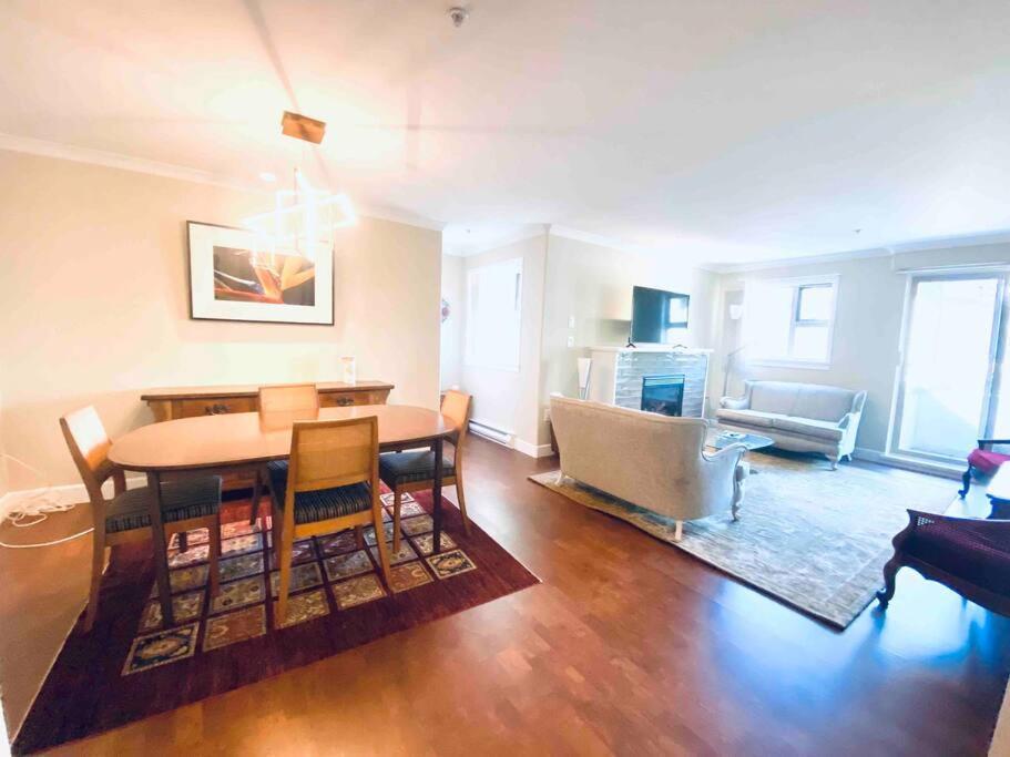 Amazing Location 2 Bedroom Minutes From Downtown Victoria Exterior photo