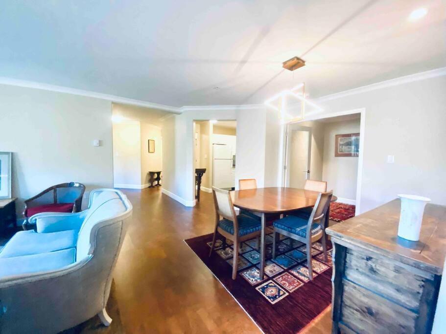 Amazing Location 2 Bedroom Minutes From Downtown Victoria Exterior photo