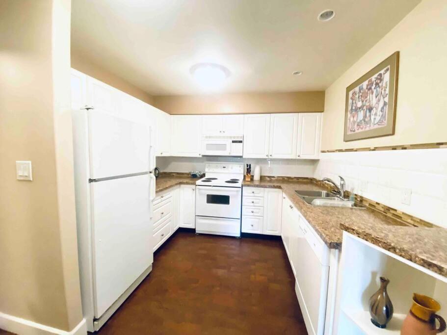 Amazing Location 2 Bedroom Minutes From Downtown Victoria Exterior photo